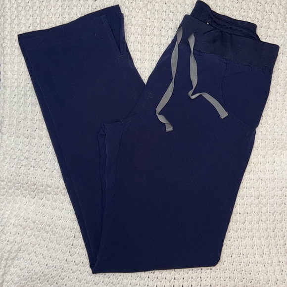 Figs Kade Cargo Scrub Pants - Picture 3 of 4